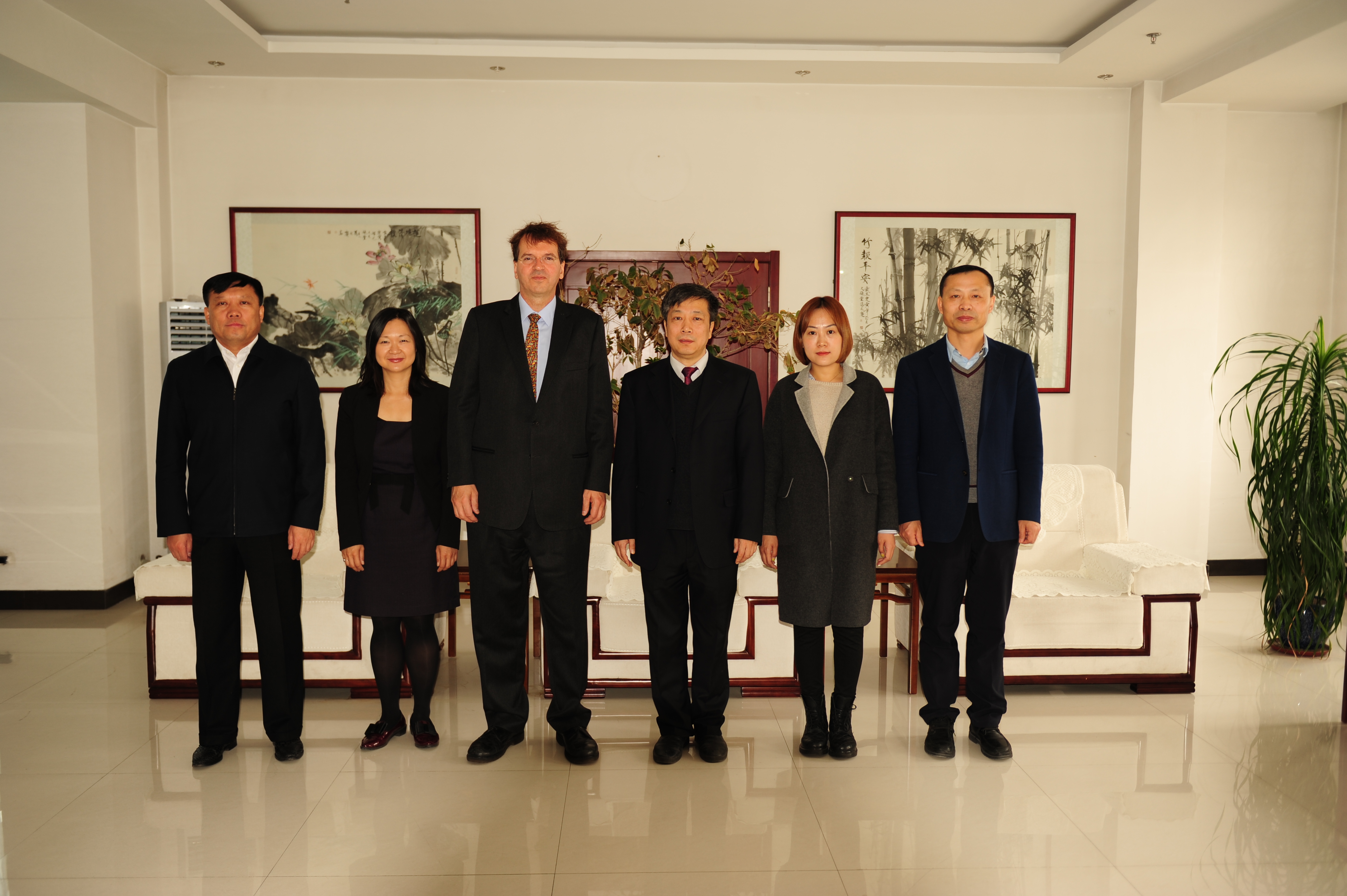 我校校长薛春志,党委副书记陈贵锋,副校长李银山及相关部门负责人