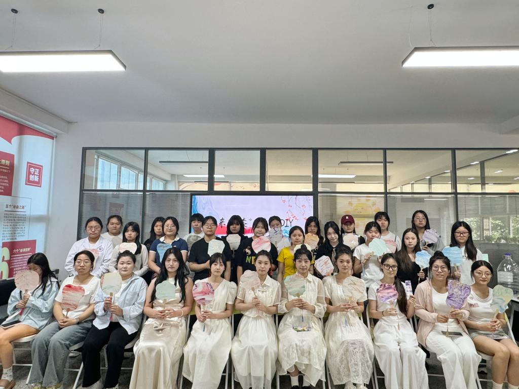 漆扇翻飞间  青春“心”绽放