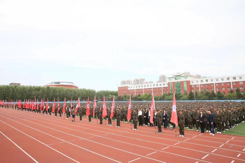 学校举行新生军事训练营开营仪式
