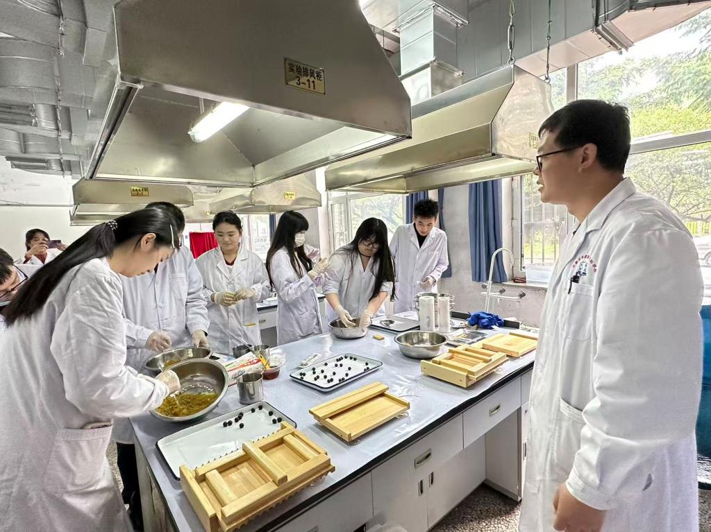 【职教宣传月】  手撷本草知真伪 心悟岐黄致匠心