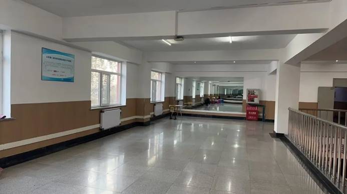 房间里的摆设布局 中度可信度描述已自动生成